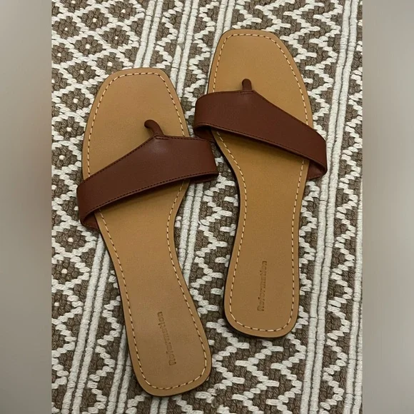 NWOT Reformation Serina Asymmetrical Thong Sandal Size 9 - Picture 4 of 5